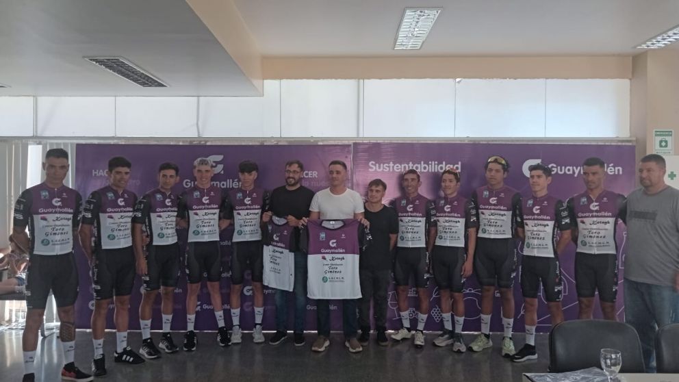 Javier Saavedra (centro) junto al equipo de la Municipalidad de Guaymall�n. 
