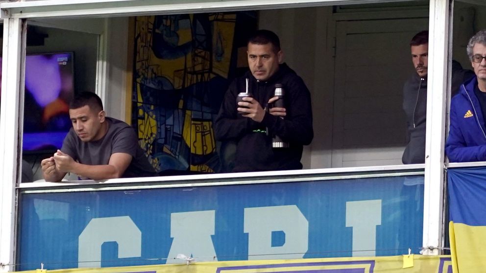 Hinchas de Boca llaman a una protesta frente a La Bombonera contra la gestión de Riquelme.
