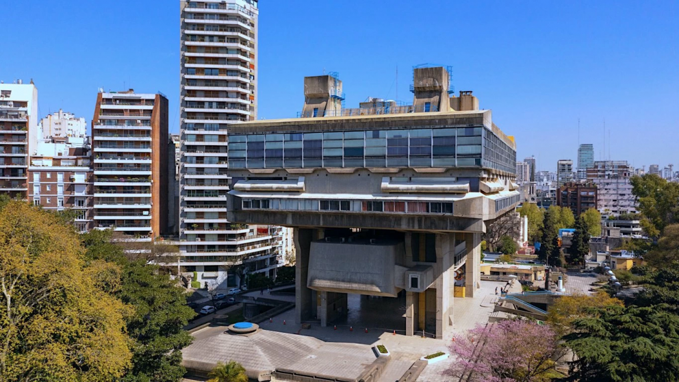La Biblioteca Nacional contrató a una firma investigada por sobreprecios