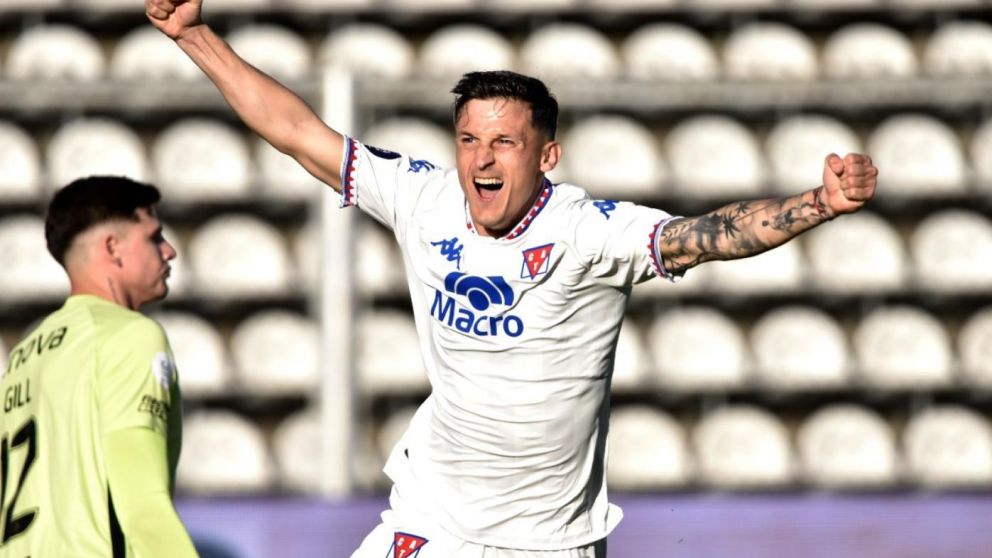 Héctor Fértoli aprovechó un grosero error de Herrera y Romaña anotó el gol del triunfo.