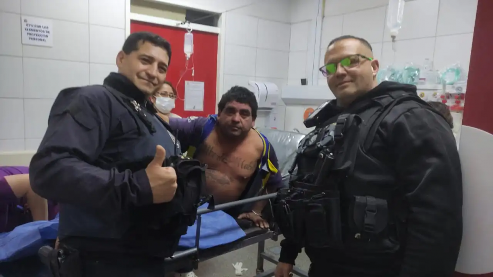 Dos policías le salvaron la vida a un hombre que se descompensó en una parada de Las Heras