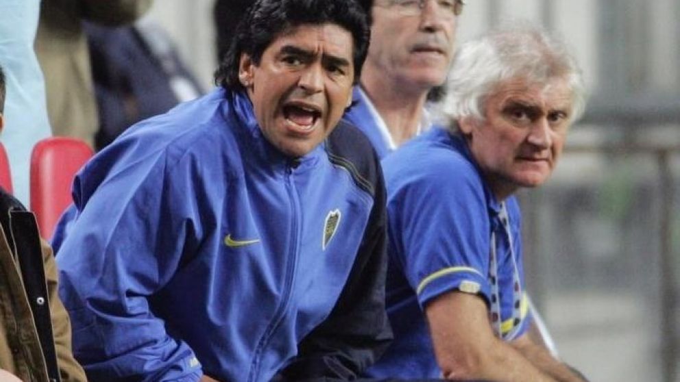 Maradona brinda indicaciones desde el banco de Boca.