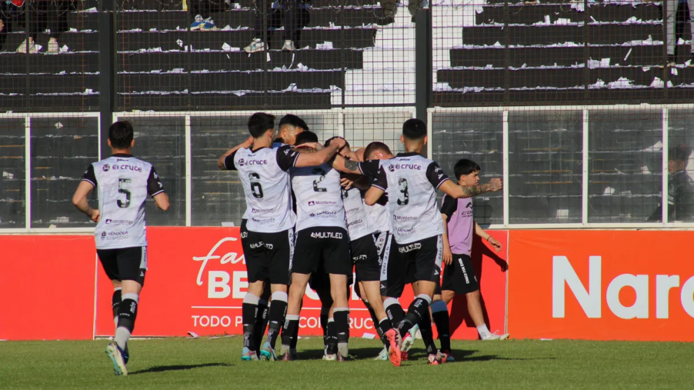 Gimnasia se trajo un gran triunfo desde Corrientes.
