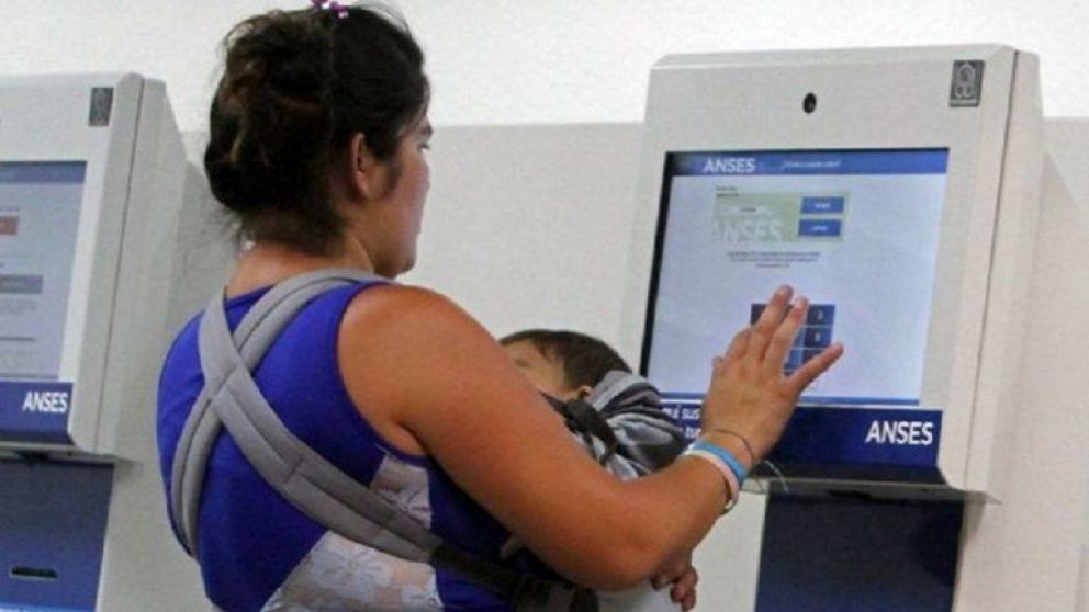 El 8 de junio se activa el complemento de $56.000 para AUH: a quién le corresponde