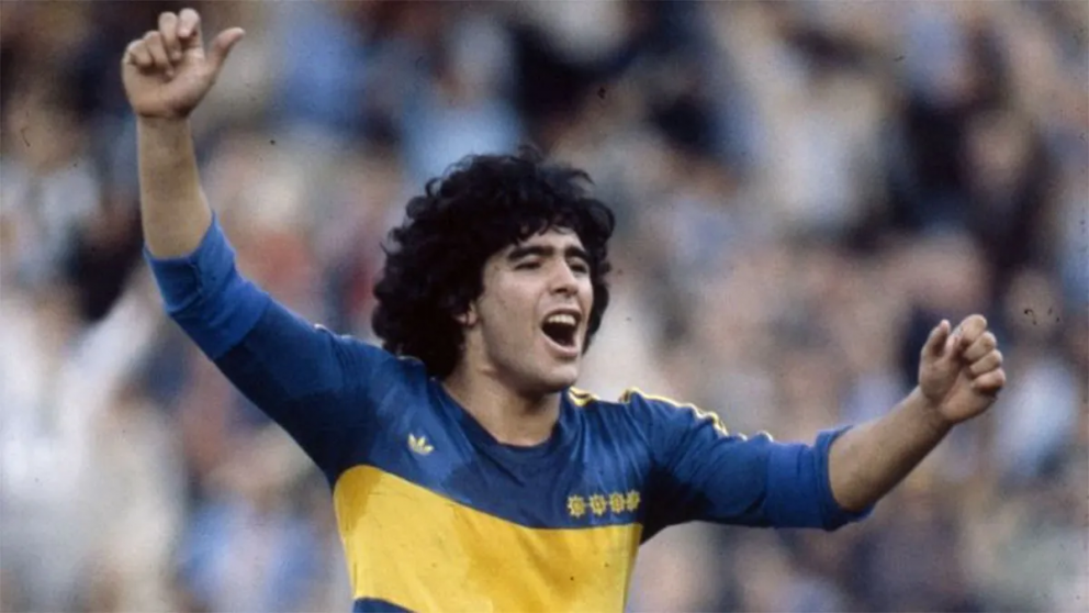 “Maradona con la camiseta de Boca en 1981, elegida la más linda de la historia.”