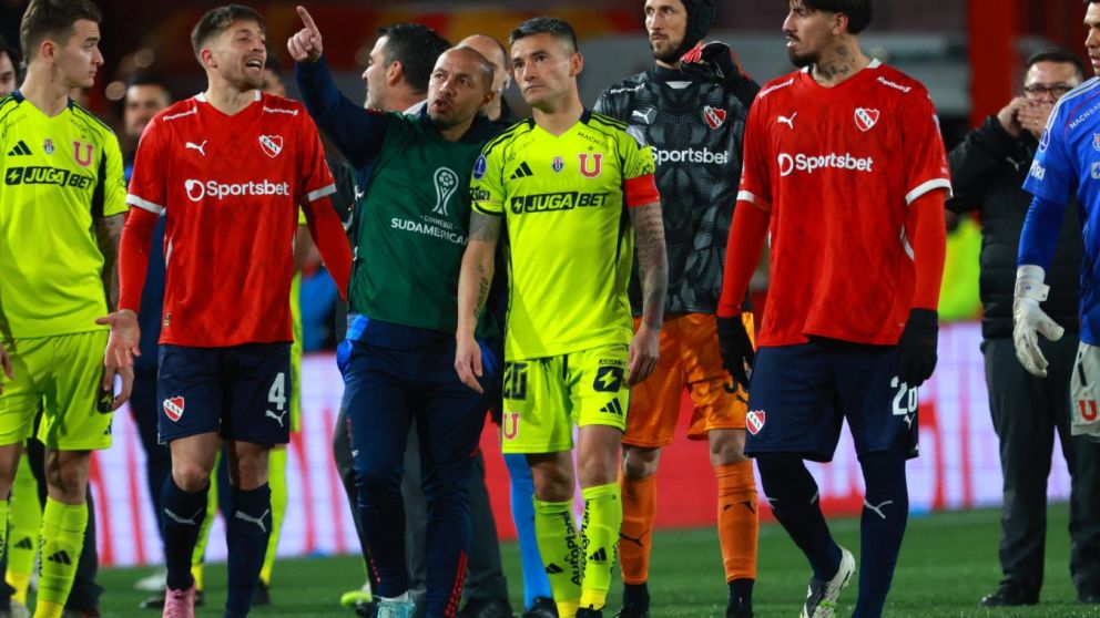 Los jugadores del Rojo y la “U”mirán los hechos de violencia desde el campo de juego.