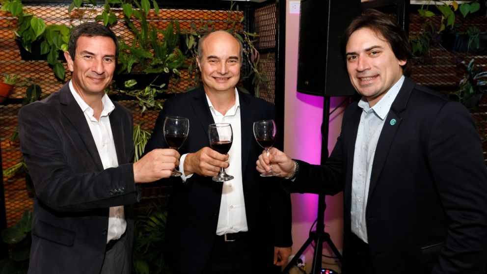 Marcelo Federici, vicepresidente de CONINAGRO, Rubén Panella presidente del grupo Fecovita y el presidente de CONINAGRO, Lucas Magnano.