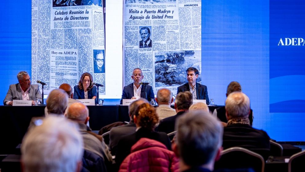 Javier Bezunartea (Director Canal 12); Ana Tronfi (ADN Sur y secretaria general de Adepa); Martín Etchveres (Clarín y presidente de Adepa); Daniel Dessein (La Gaceta y Director de la Comisión de Libertad de Prensa). / Federico Krowicki (Canal 12)