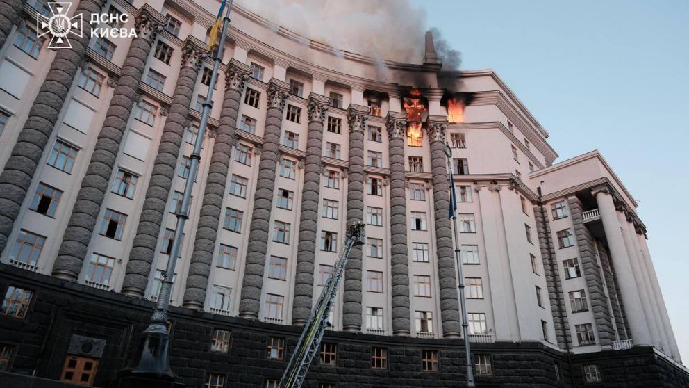 Humo y da�os en los pisos superiores de la sede del Gobierno en Kiev tras el ataque ruso.
