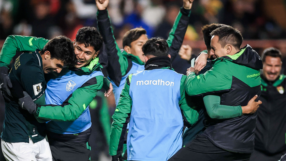 La Verde festeja en El Alto: Bolivia derrotó a Brasil y jugará el repechaje.