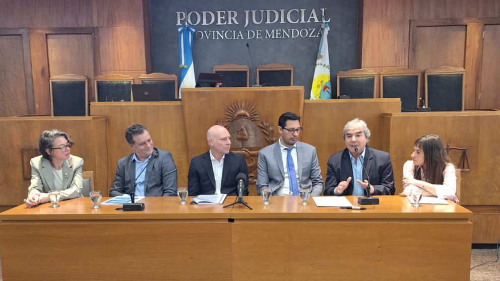 La mesa académica de las jornadas del CMPT, que se desarrollan en Mendoza, conla presencia del presidene de la Corte de Mendoza, Dalmiro Garay.
