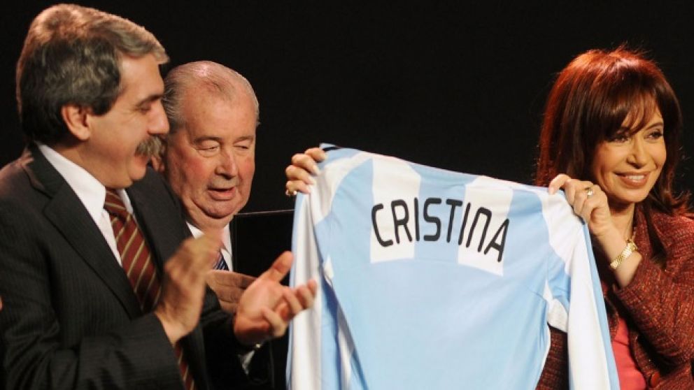 Cristina Kirchner junto a Julio Grondona y Aníbal Fernández/Tribuna de Periodistas