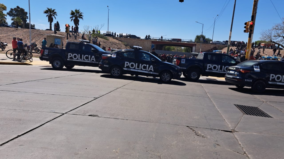 Una multitud intentó saquear la carne del camión volcado en Guaymallén