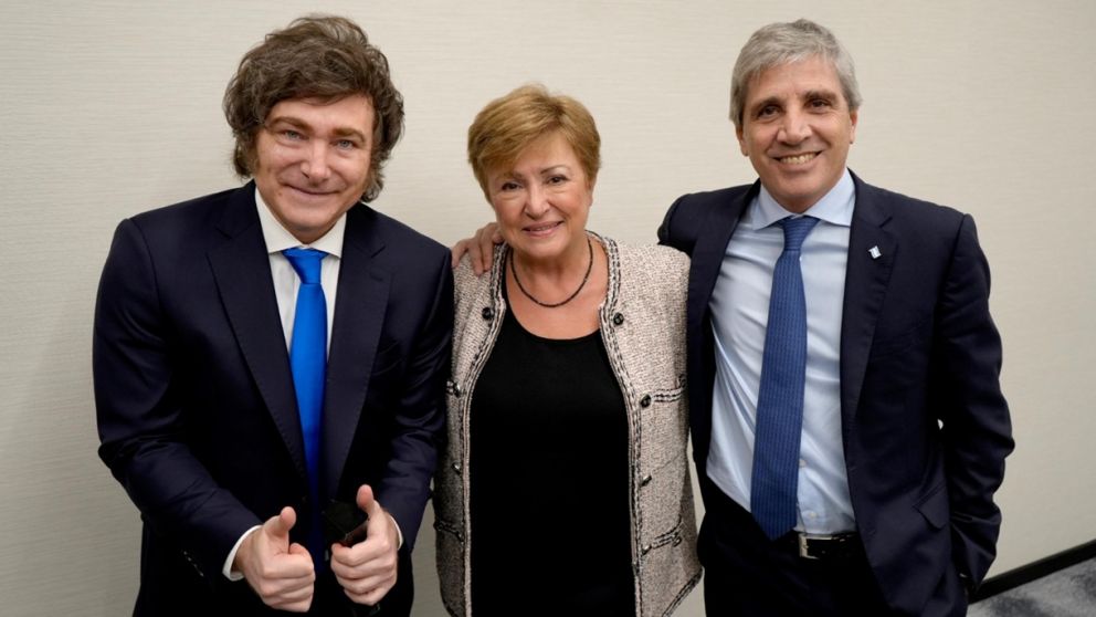 Javier Milei junto a Kristalina Georgieva y Luis Caputo / X
