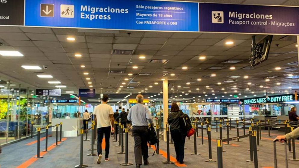 Demoras, desvíos y cancelaciones en Ezeiza: un vuelo de Miami debió aterrizar en Mendoza