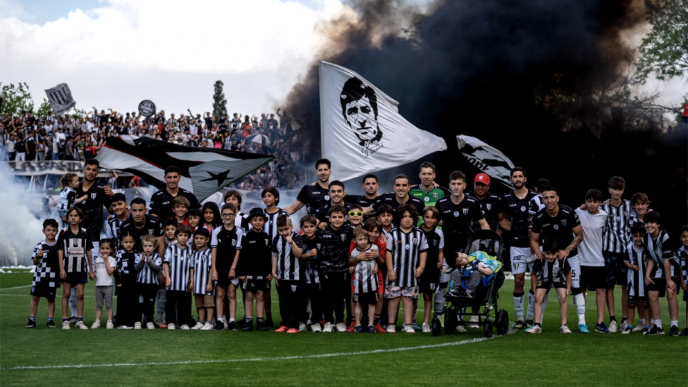 Gimnasia apunta al primer puesto y la final del ascenso frente a un Chacarita en crisis.
