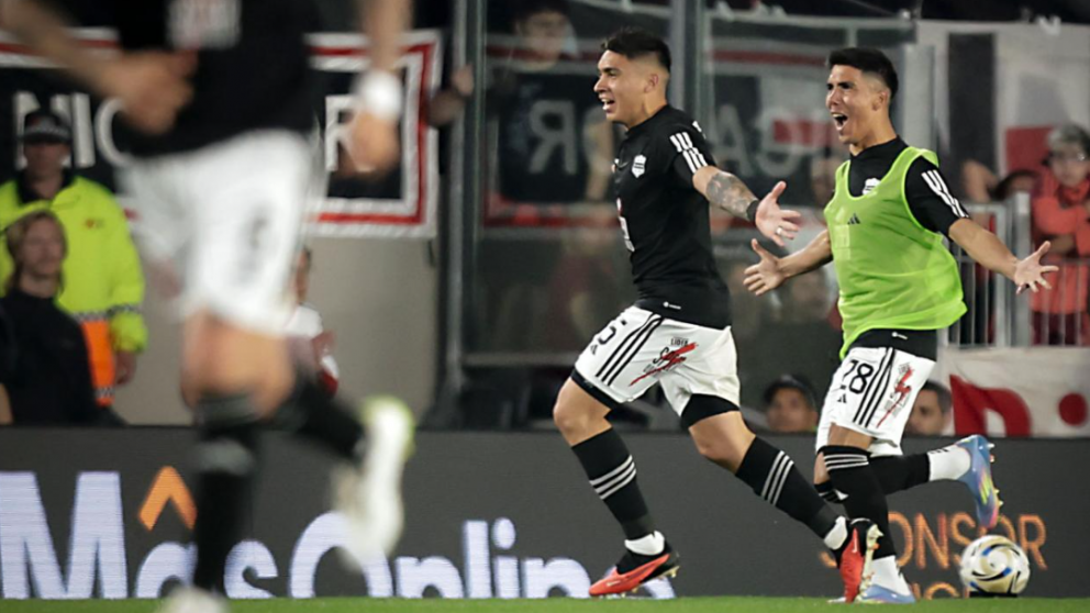 Deportivo Riestra le ganó a River en el Más Monumental y quedó como único líder.