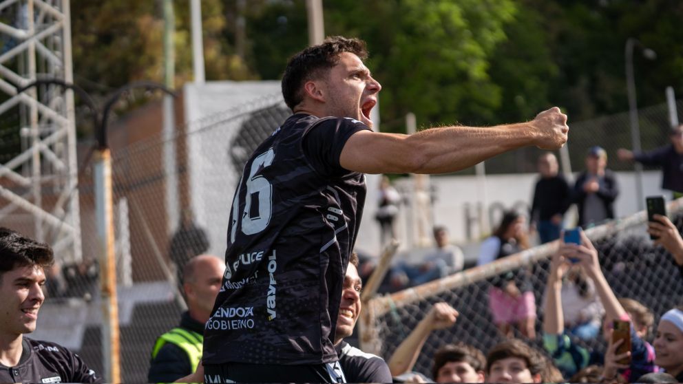 Fermín Antonini celebra su gol, el que le dio a Gimnasia la clasificación a la final por el ascenso.