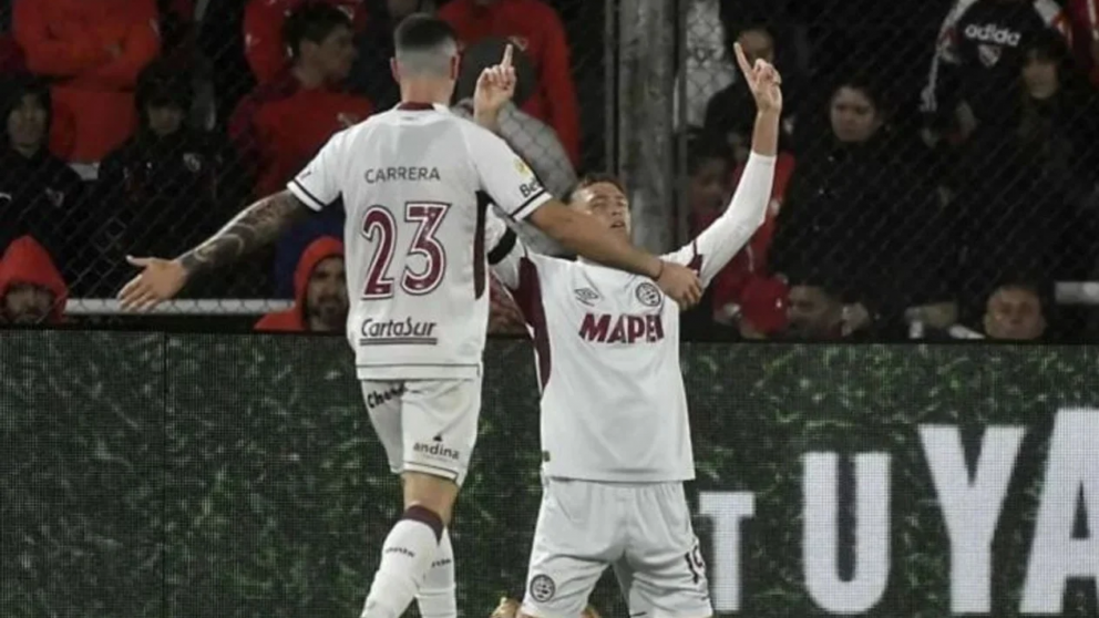 El micro del  plantel de Lan�s fue apedreado por simpatizantes de la Universidad de Chile.
