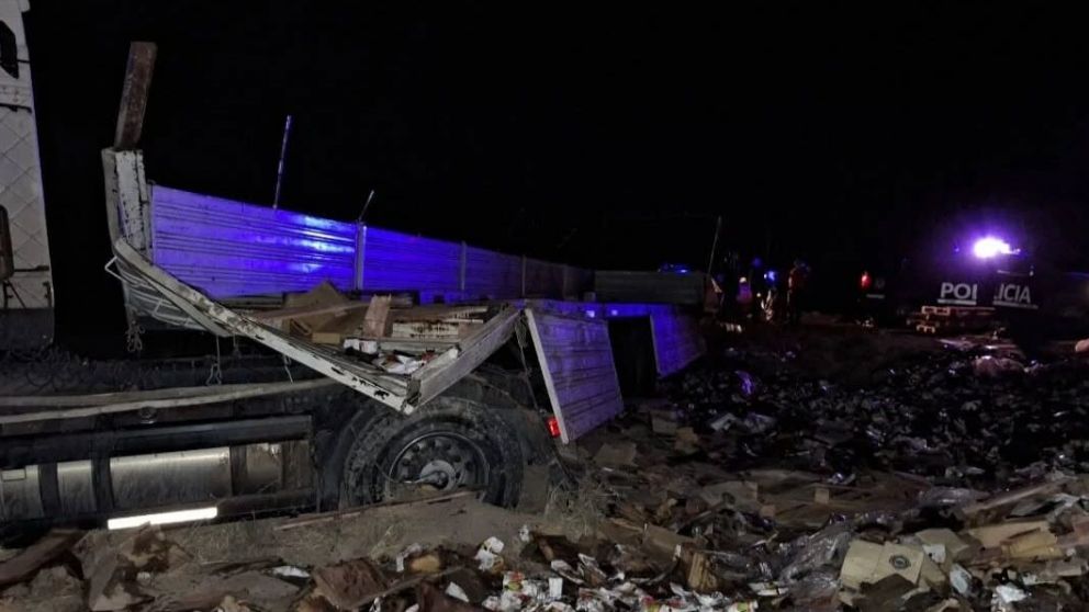 La Paz: un camión cargado con vino volcó en Ruta 7 y los vecinos saquearon la carga