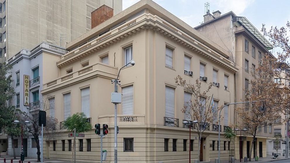 El edificio donde funciona la Embajada de Argentina en Chile, ubicada en Miraflores 285, en el centro de Santiago. / Fuente: Wkipedia.