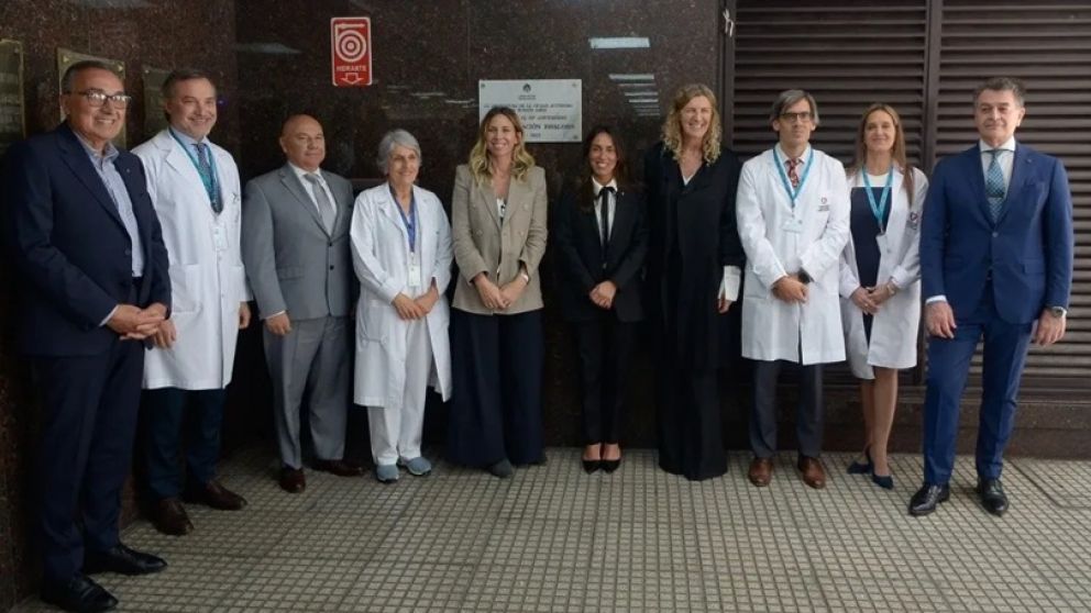 En el homenaje participaron las autoridades de la Fundación Favaloro, de la Universidad Favaloro y del Grupo Olmos, así como también las legisladoras que impulsaron la iniciativa. De izquierda a derecha: Prof. Jorge Tissera, el doctor Oscar Mendiz, el
