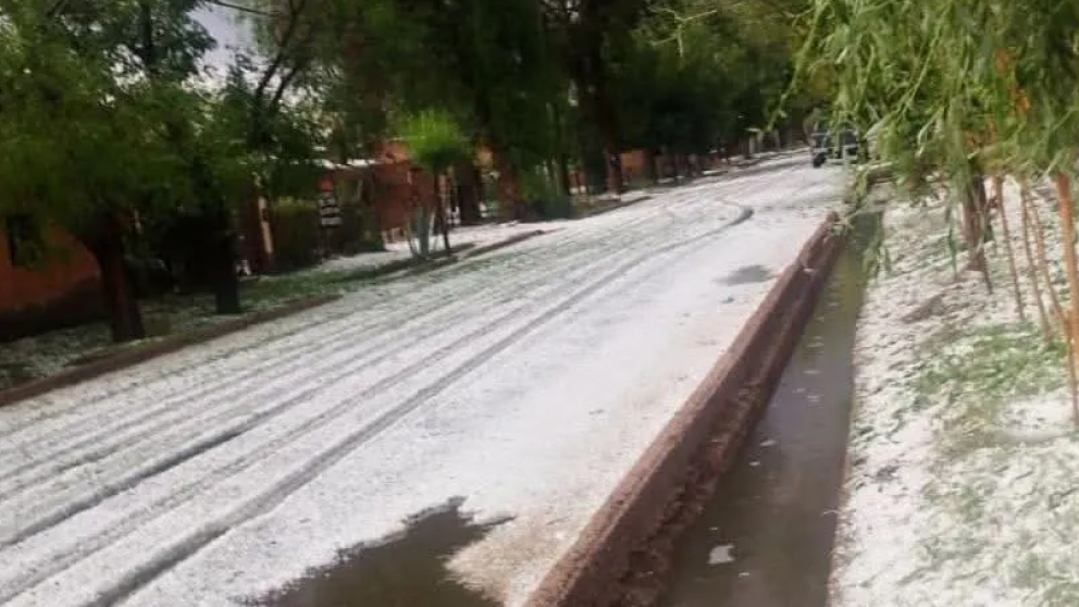 Filtraciones, calles anegadas y escuelas inundadas: el saldo de la tormenta de agua y granizo en Mendoza