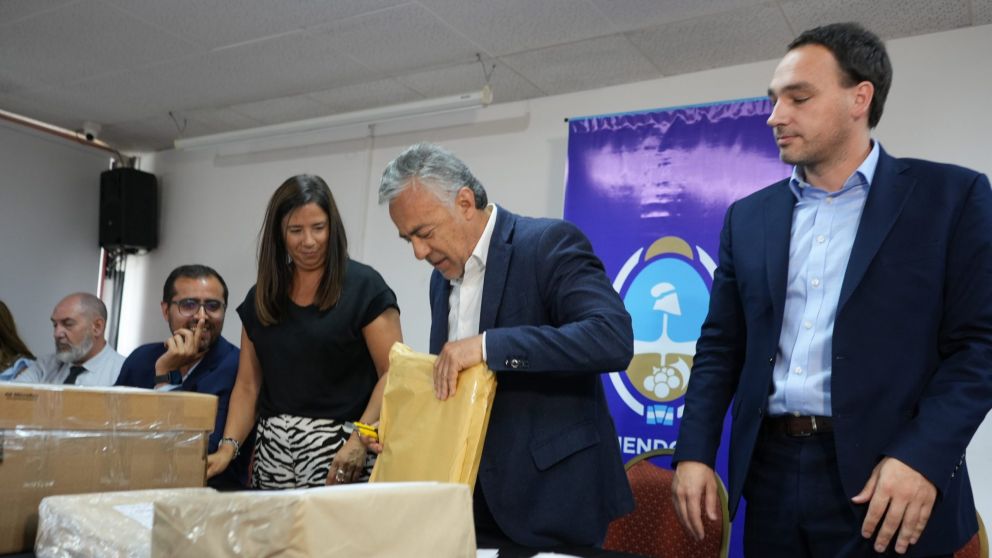El gobernador Alfredo Cornejo, junto al ministro de Salud y Deportes, Rodolfo Montero, y otros funcionarios del área sanitaria, durante el acto de apertura de ofertas.
