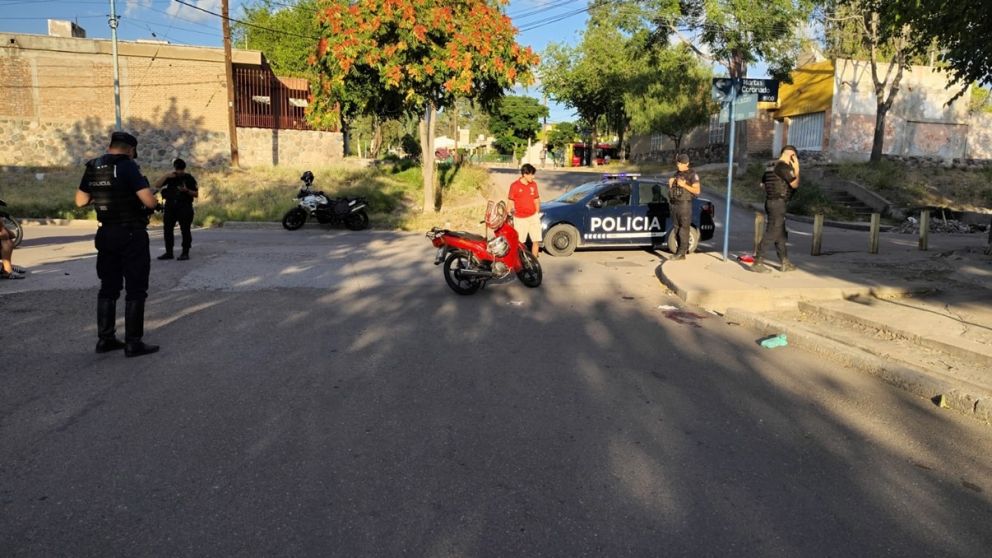 Godoy Cruz: un motociclista resultó gravemente herido tras chocar contra el cordón