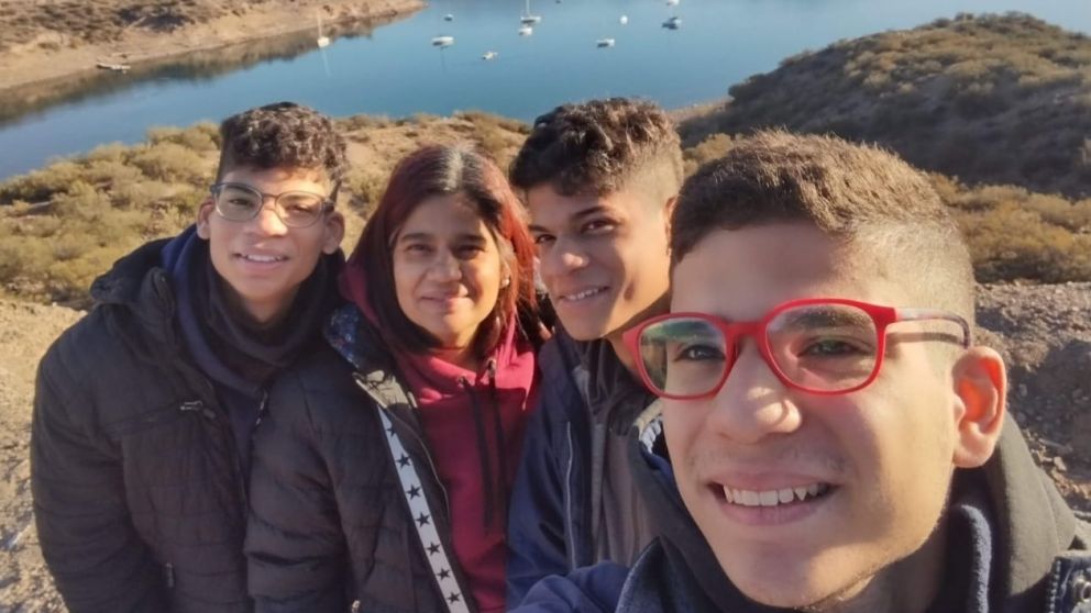 Como en casa. Una familia venezolana, con el dique Potrerillos como telón de fondo.