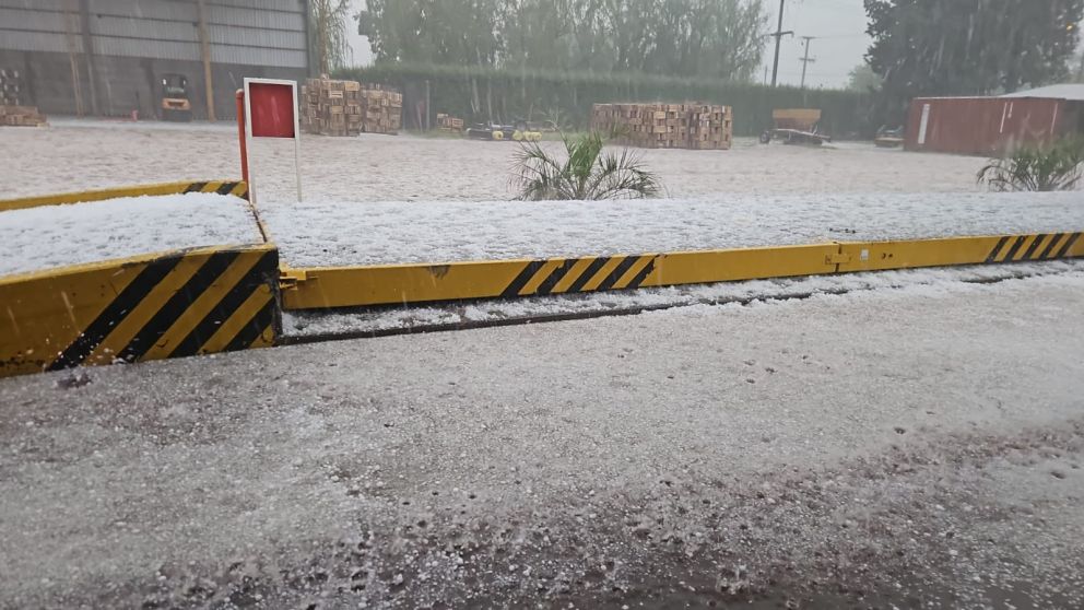 La tormenta con granizo y lluvia se soprendi� este martes en San Rafael. Foto:
Hebe Casado
