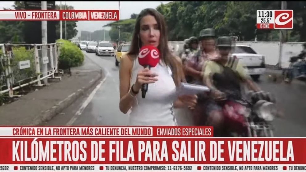 En la zona caliente de Colombia y Venezuela, la cronista Amalia Díaz Guiñazú, el camarógrafo Rolando Bazán y el ayudante Matías Guardia.