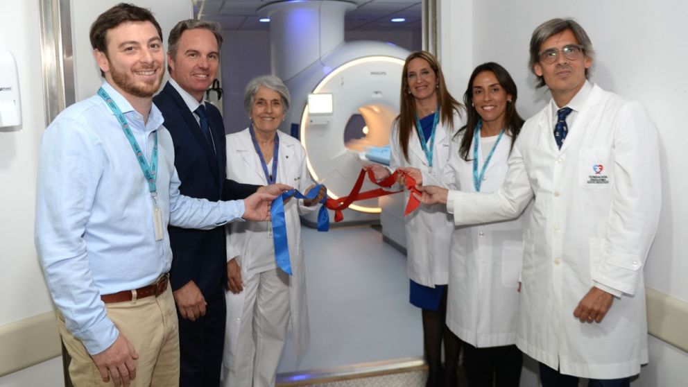 de Izquierda a derecha: Dr. Franco Marinucci, jefe de Departamento de Diagnóstico por Imágenes de la Fundación Favaloro, Ing. Héctor Martini, director general de RED BASA, Dra. Liliana Favaloro, presidenta de la Fundación Favaloro; Dra. Andrea Falugi,