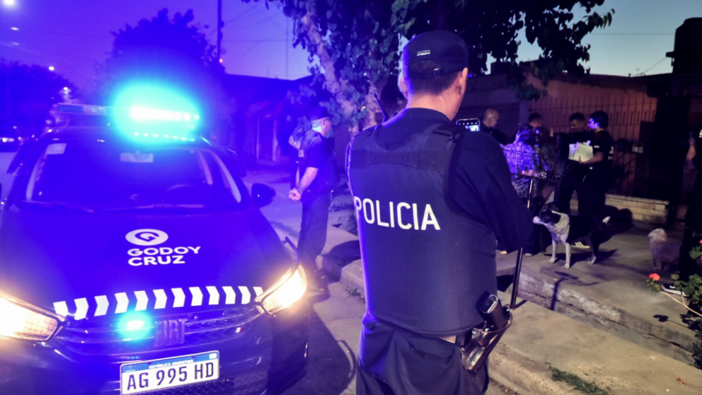Video: así detuvieron a dos hombres que presuntamente robaron en una obra en construcción en Godoy Cruz