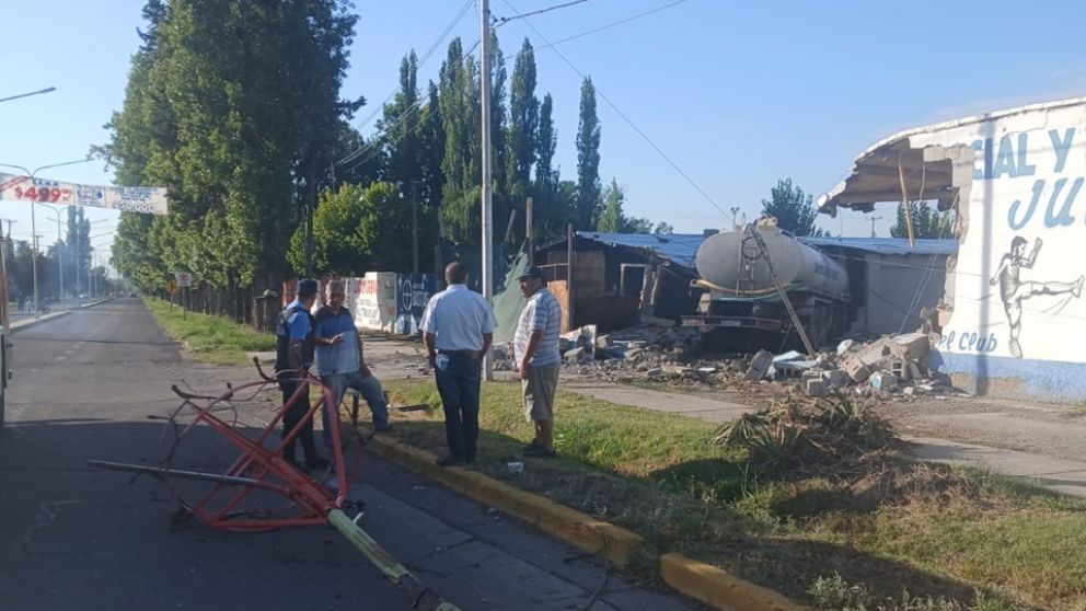 Insólito accidente vial en Tupungato: un camión municipal perdió los frenos y chocó contra un paredón