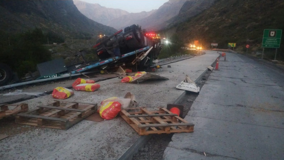 Alta Montaña: un camionero murió tras volcar en Guardia Vieja