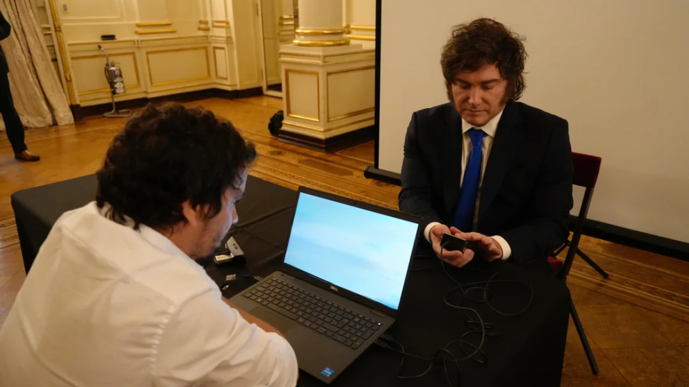 El Gobierno presentó el nuevo DNI electrónico y Milei ya lo tramitó
