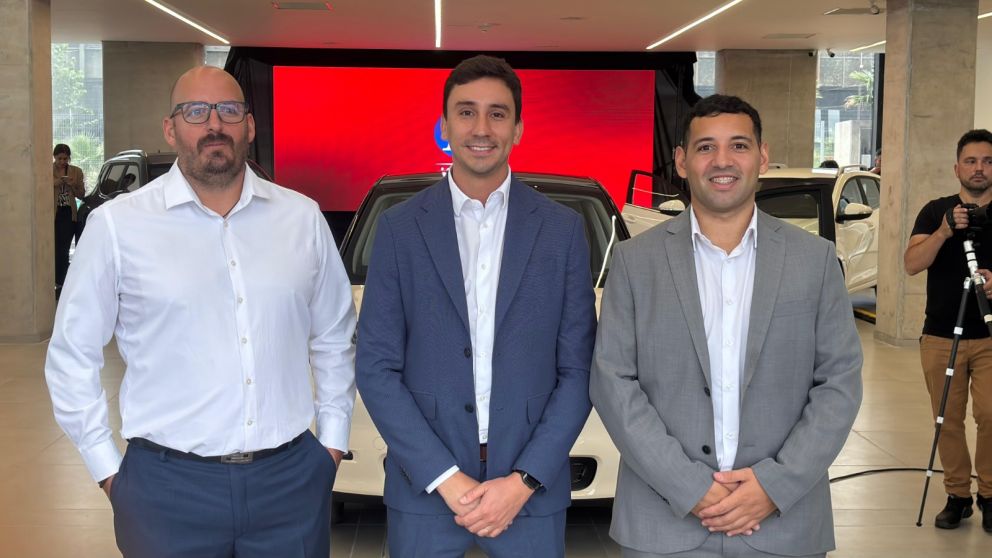 Sebastián Muñoz, jefe de postventa JAC Lorenzo, Juan manuel Sales,, gerente JAC Lorenzo, Lucas Contreras, jefe de ventas JAC Lorenzo