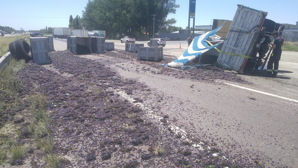 Un camión cargado con uva volcó en Luján y generó un caos en el tránsito
