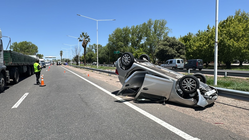 Una mujer resultó herida tras un aparatoso vuelco en el Acceso Sur