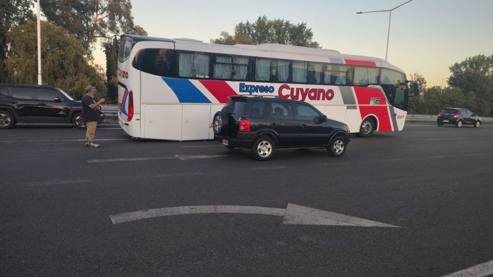 Guaymallén: un colectivo perdió dos ruedas en el Acceso Sur y generó demoras en el tránsito