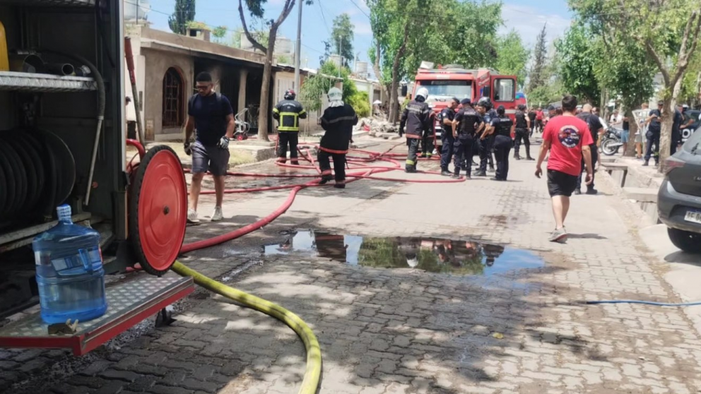 Un voraz incendio consumió una vivienda en Luján y una familia se salvó de milagro