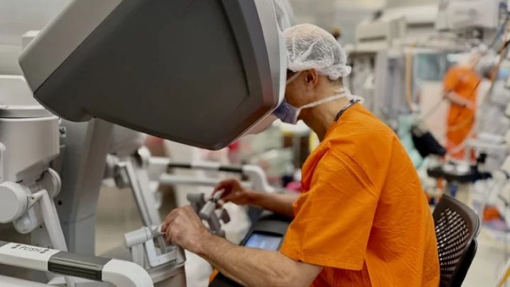 El sistema Da Vinci Xi ayuda al equipo médico: visión tridimensional en alta definición y la posibilidad de realizar micromovimientos de gran exactitud. Se elimina el temblor humano y optimizan la seguridad y los resultados clínicos.