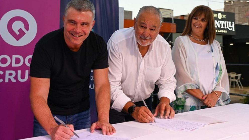 El intendente de Godoy Cruz firmó un convenio con San Carlos para impulsar el turismo del vino