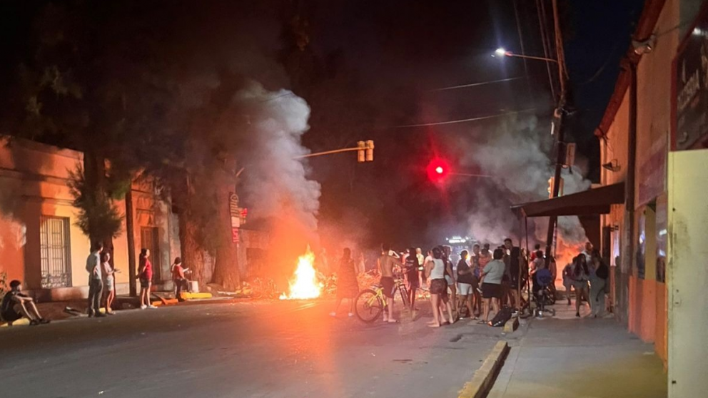 Los vecinos de la zona, molestos por la falta de agua, anoche realizaron un corte de calles en Aristobulo del Valle y General Paz. Foto: Carlos Arenas