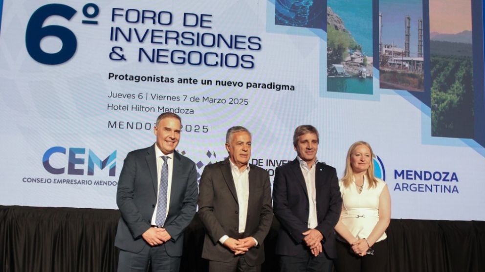 Martin Clement, Alfredo Cornejo, Luis Caputo y Hebe Casado, durante el Foro 2025 del Consejo Empresario Mendocino / Foto: CEM