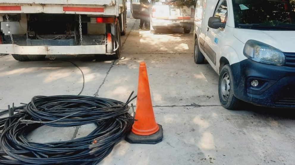 Detuvieron a cinco hombres que robaron 150 metros de cable del viejo trole en Las Heras