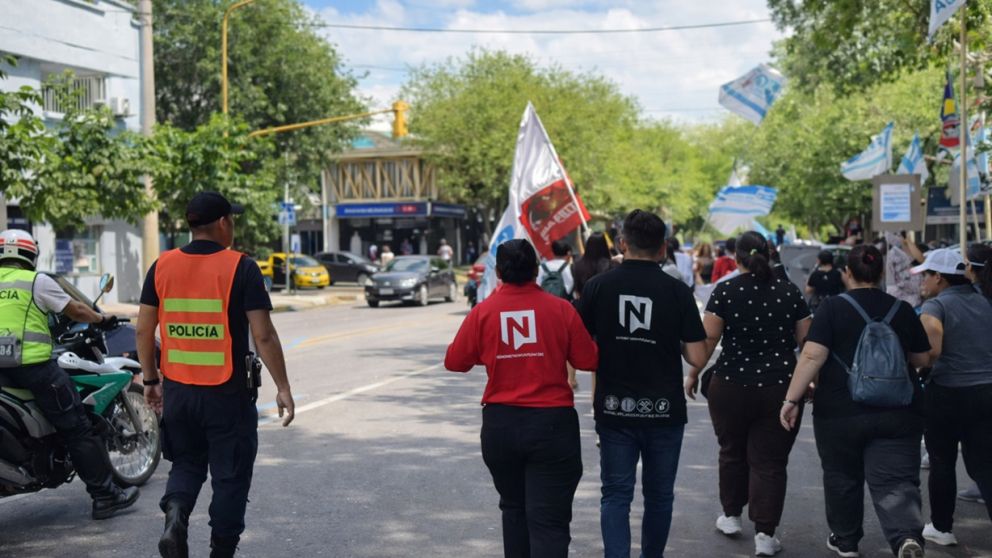 Escoltados por la polic�a, gremios mendocinos marchan en protesta contra la reforma laboral de Milei