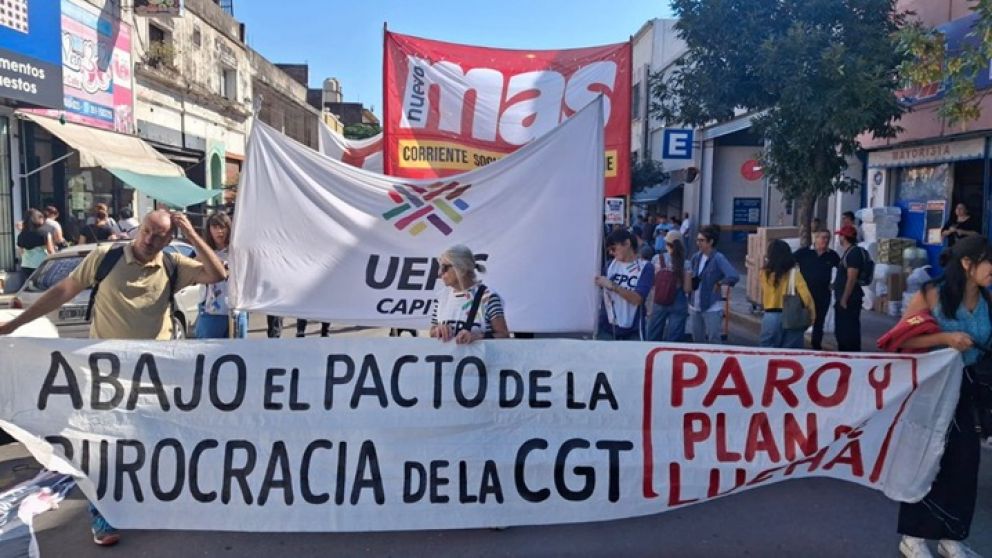 Manifestantes cortaron la 9 de Julio y se enfrentaron con la Polic�a: marchan al Congreso