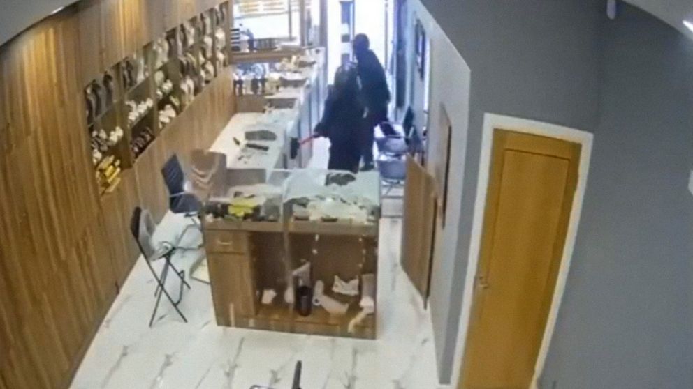 Machetes vs. escoba: robo de pel�cula en una joyer�a a plena luz del d�a